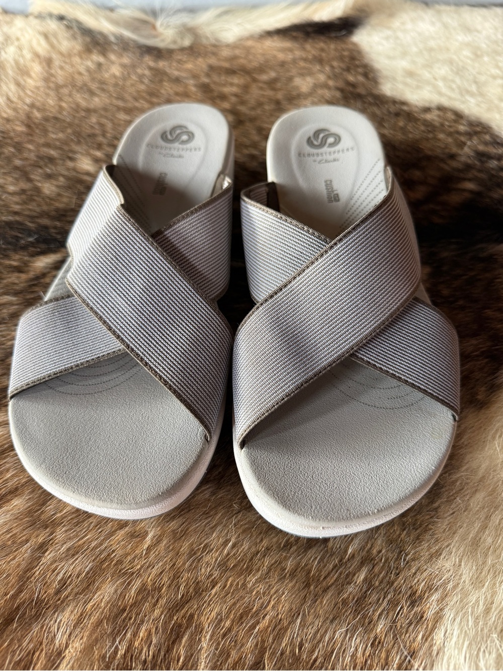 Clarks Women’s Arla Elin Gray Crisscross Slide wedge Sandals